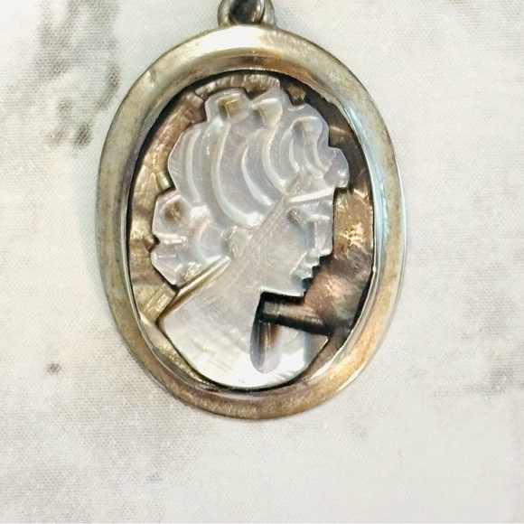 Sterling Silver Cameo Pendant Mini NWT Retails for $198 - Picture 2 of 5